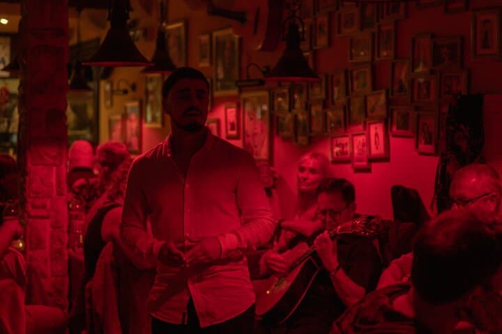 Fado com tour e jantar — uma noite guiada pela Mouraria e Alfama