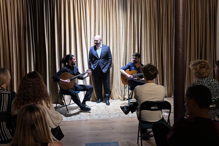Fado em Alfama — show no bairro, com vinho do Porto