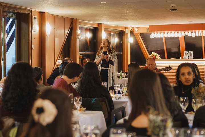 Fado num barco no Tejo — jantar com vista sobre Lisboa
